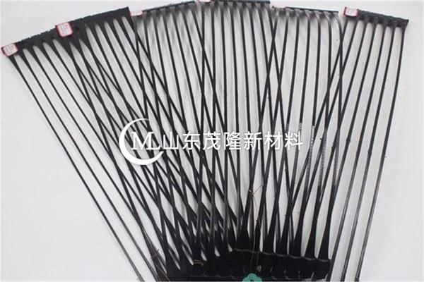 塑料土工格柵是在經擠壓制出的聚合物板材
