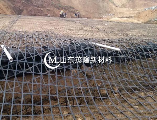 鋪設土工格柵時，不允許有褶皺