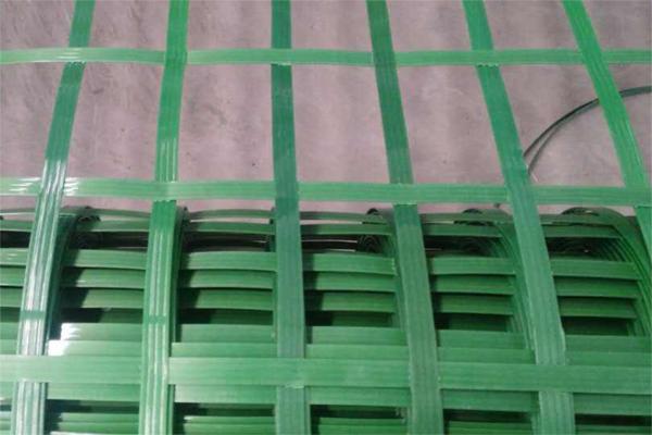 在路基截水溝出水口鋪設(shè)土工格柵有哪些注意事項(xiàng)呢？  第2張