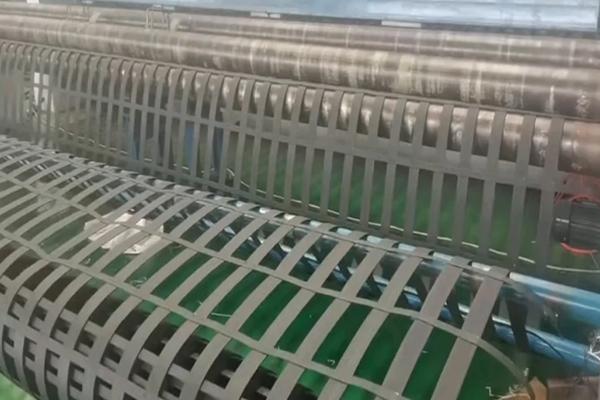 高韌性聚酯紗線集束土工格柵：如何在環境保護與生態修復中發揮作用？  第1張